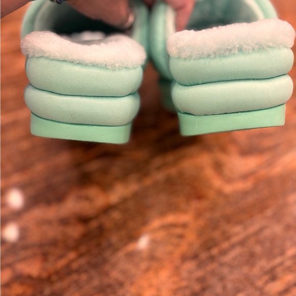 UGG Mint Green Fluffy Sandals Like New Condition. Beautiful! Fits like a 7-7.5. - Picture 5 of 11
